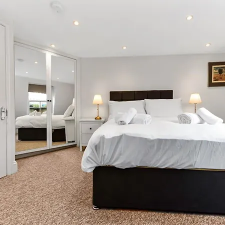 Modern 2 Bedroom Flat For 4 In Greater London